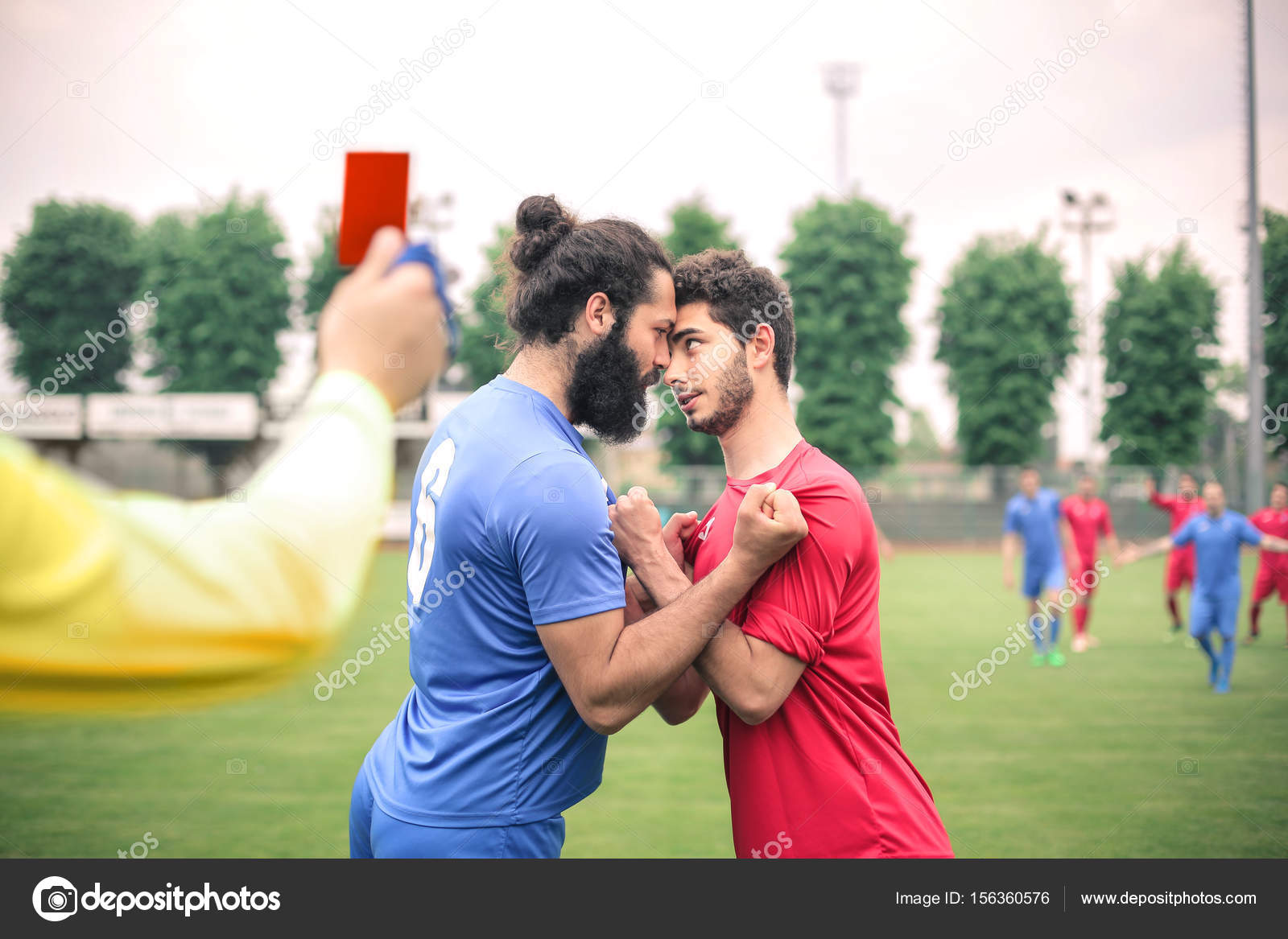 2 jogadores de futebol que têm um argumento em campo fotos, imagens de ©  olly18 #156360576